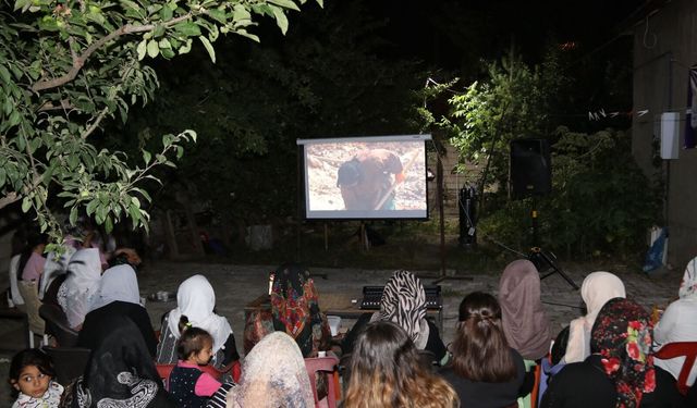Van’da açık hava film gösterimi düzenlendi
