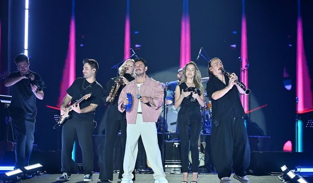 Şarkıcı Buray Van'da konser verdi