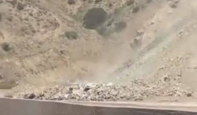 Güzeldere Geçidi’nde kaya ve toprak yola sürüklendi