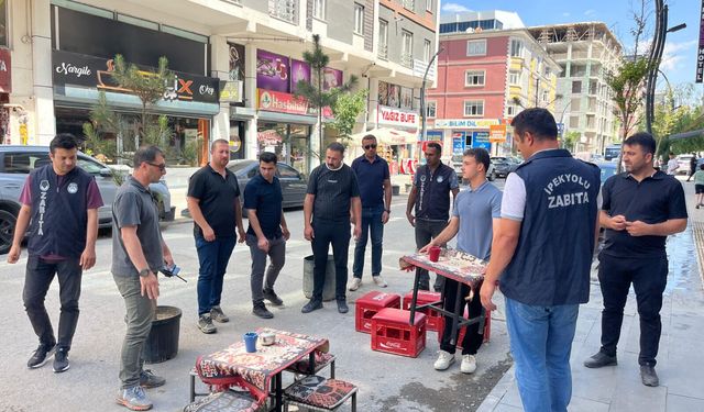 İpekyolu'nda işletmeler denetlendi, kaldırımlarda bulunan malzemeler kaldırıldı
