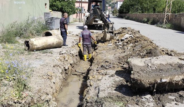 Başkale Belediyesi'nden yol geçişlerinde büz boru çalışması