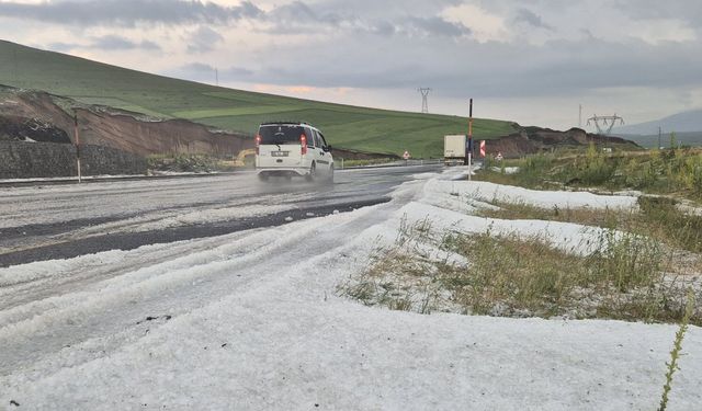 Kars'a bir türlü yaz gelmedi, sağanak ve dolu hayatı olumsuz etkiledi