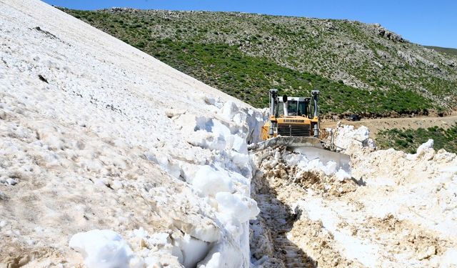 Temmuz ayında kar mesaisi sürüyor