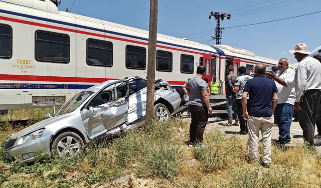 Muş'ta tren otomobile çarptı: 3 yaralı