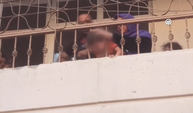 Balkon korkuluğuna sıkışan 3 yaşındaki çocuğu itfaiye kurtardı