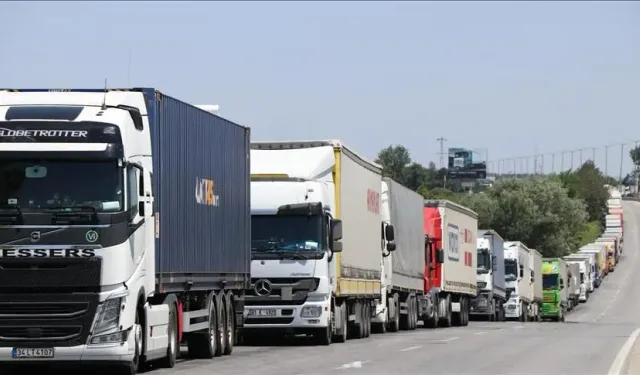 Konvoy yapıp trafiği aksatan 6 tır sürücüsüne 556 bin lira ceza