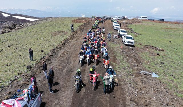 121 sporcu Ağrı'nın zorlu parkurunda ter döktü