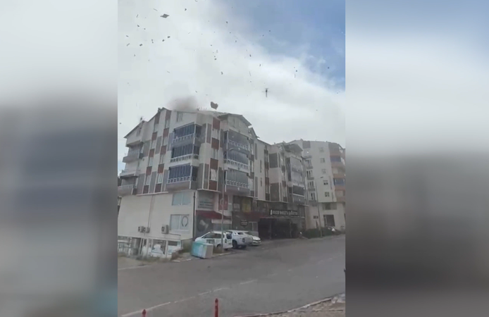 Ahlat’ta fırtına panik yarattı, çatılar söküldü