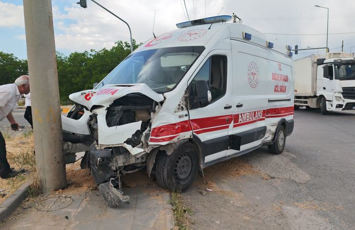 Bitlis'te ambulans ile SUV çarpıştı: 10 kişi yaralandı
