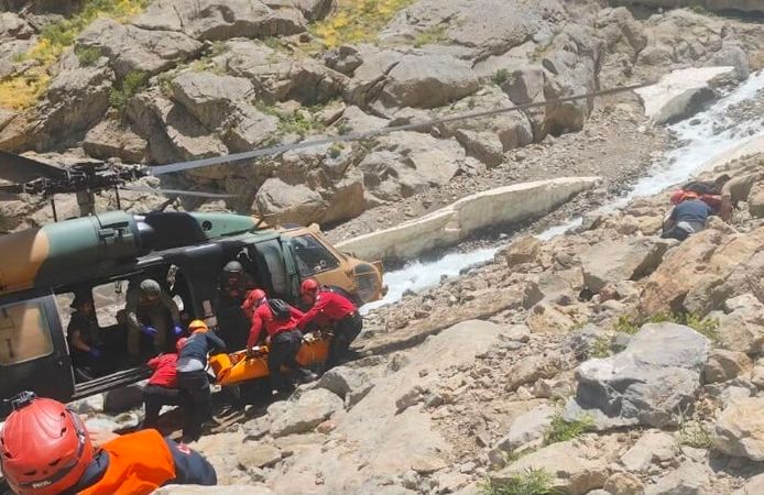 Hakkari'de kayalıklardan düşen yurttaş için ekipler seferber oldu