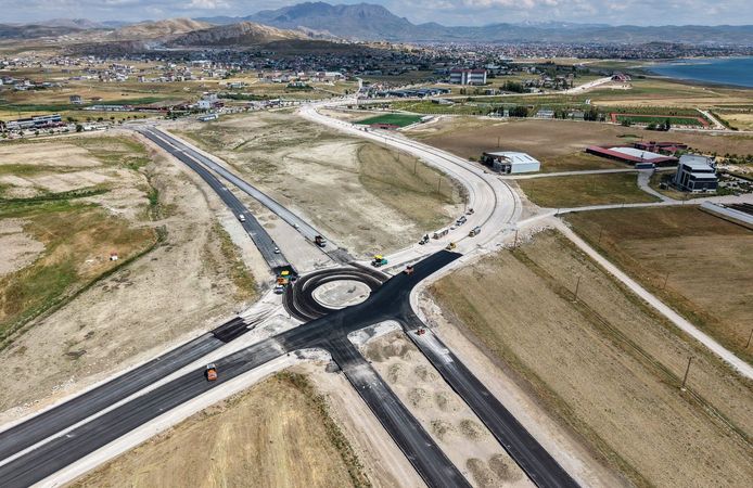 Van Gölü Sahil Yolu'nun 4. etabında asfalt çalışmaları sürüyor