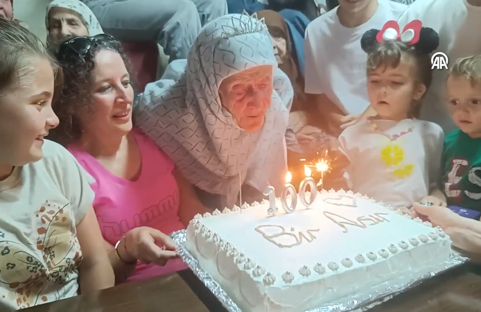 100. yaşını 5 kuşakla beraber kutladı