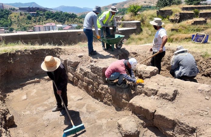 Bitlis Kalesi’nde tarihi yapılar tek tek ortaya çıkıyor