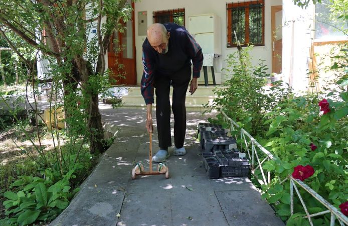 84 yaşındaki usta, eski oyuncakları geleceğe aktarıyor