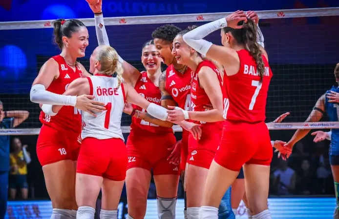 Van Valiliği, Milletler Ligi şampiyonu A Milli Kadın Voleybol Takımı'nı kutladı