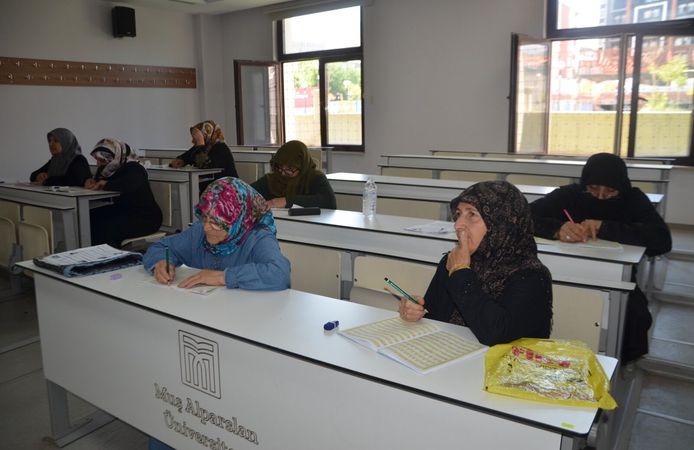 Muşlu teyzelerin okuma yazma heyecanı