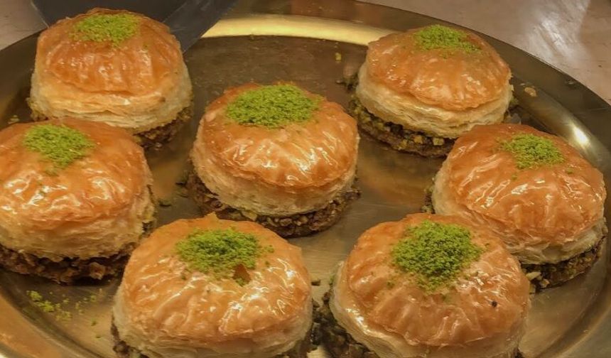 Sosyal medyada akımlar bitmiyor! Yeni trend 'milföyle baklava burger' oldu