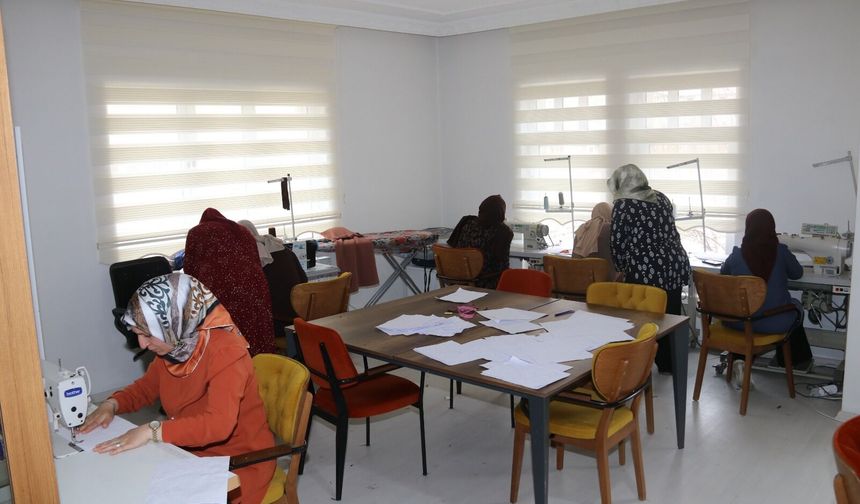 Van Edremit’te kadın emeği ilmek ilmek işleniyor: Dikiş atölyesi kapılarını açtı