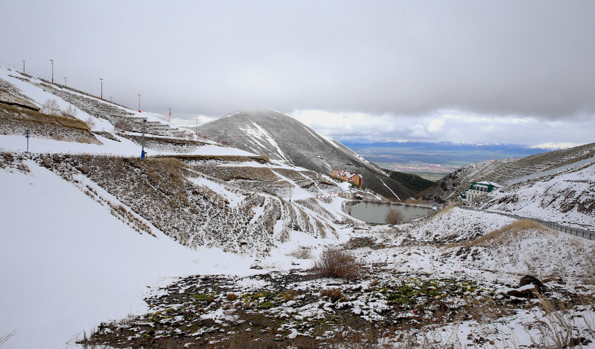 Erzurum’da “yaz gelmedi” dedirten kar yağışı