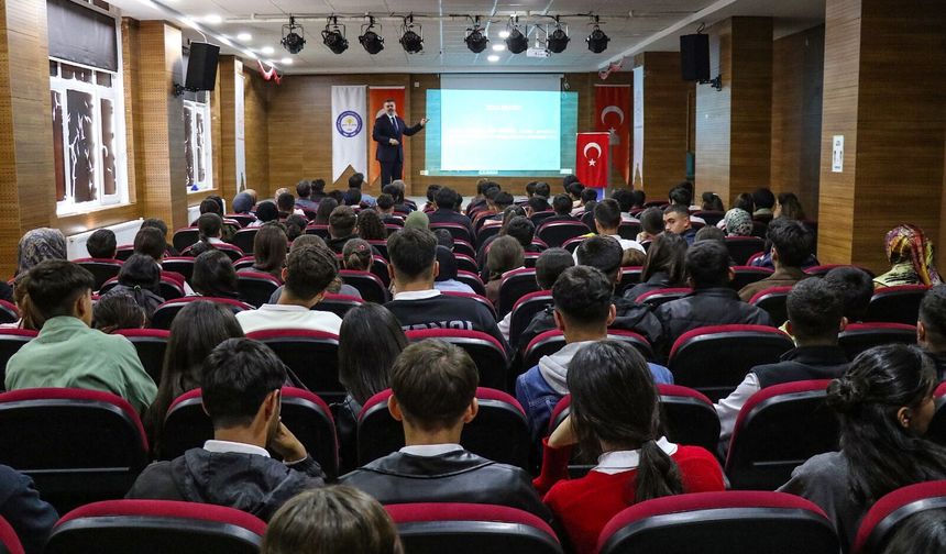 Vanlı akademisyen öğrencilere yapay zekayı anlatıyor