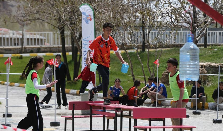 Gürpınar’da öğrencilerin yarıştığı parkur renkli görüntülere sahne oldu