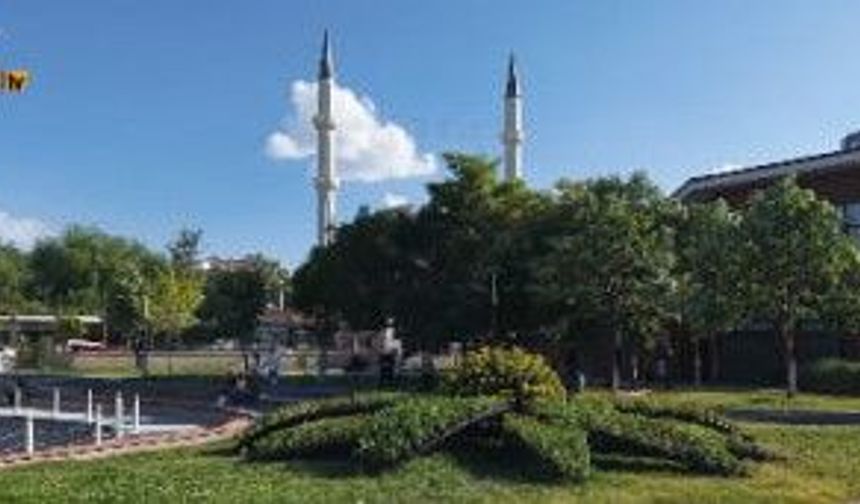 Edremit Kent Meydanı 3 bin çiçekle renklendi
