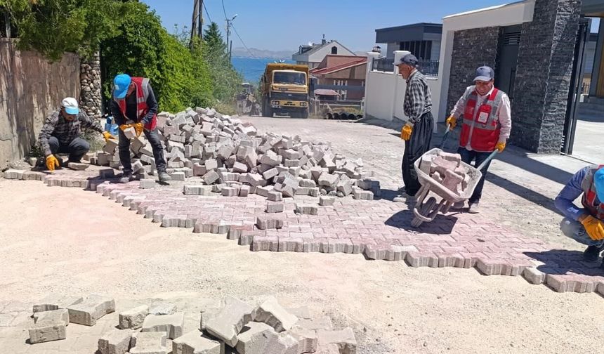 Edremit Belediyesi Yenimahalle'de yol bakım çalışmalarını sürdürüyor