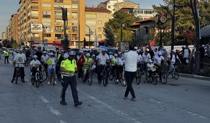 Elazığ'da dünya bisiklet günü etkinliği: Temiz hava için pedal çevirdiler