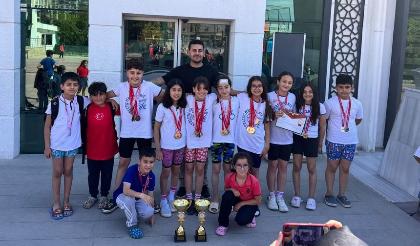 Van’da minik yüzücülerden büyük başarı: İki kupa bir şampiyonluk