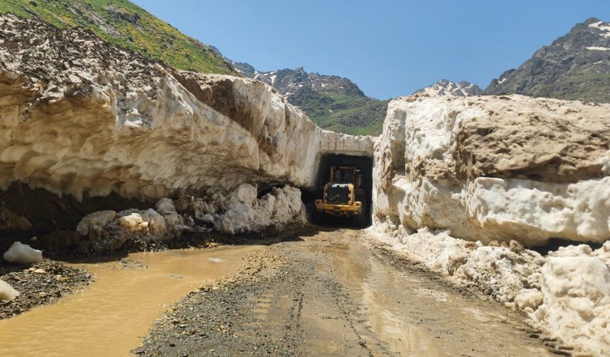 Hakkâri'de haziranda karla mücadele: Kar kalınlığı 6 metreyi buldu