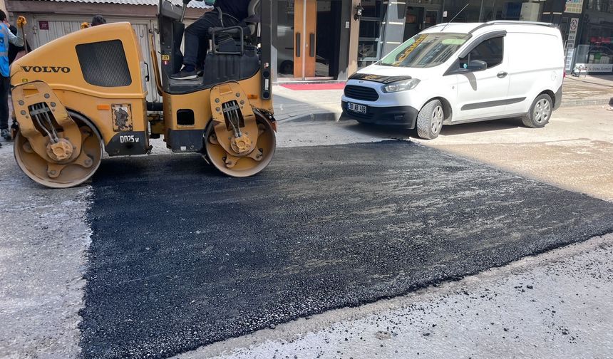 İpekyolu Belediyesi'nden mahallelerde yol ve asfalt mesaisi