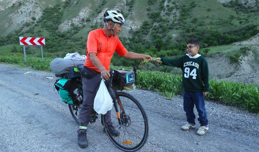 Van’a pedalla geldi: 68 yaşındaki öğretmen 80 şehri bisikletle gezdi