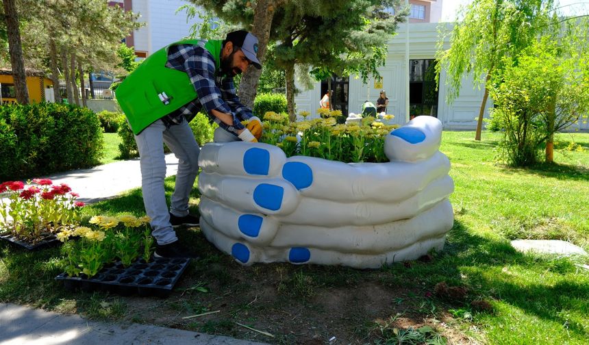 Van’da kent park rengârenk çiçeklerle güzelleşiyor