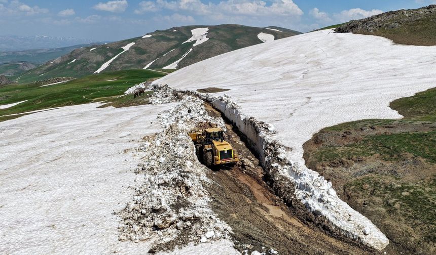 Van’da haziran ortasında kar mesaisi: 3 bin 800 rakımda yayla yolları açılıyor