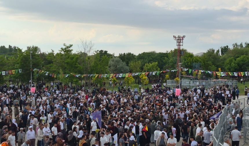Van’da “Özgürlük Mitingi” başladı: Binler Newroz alanına akın ediyor