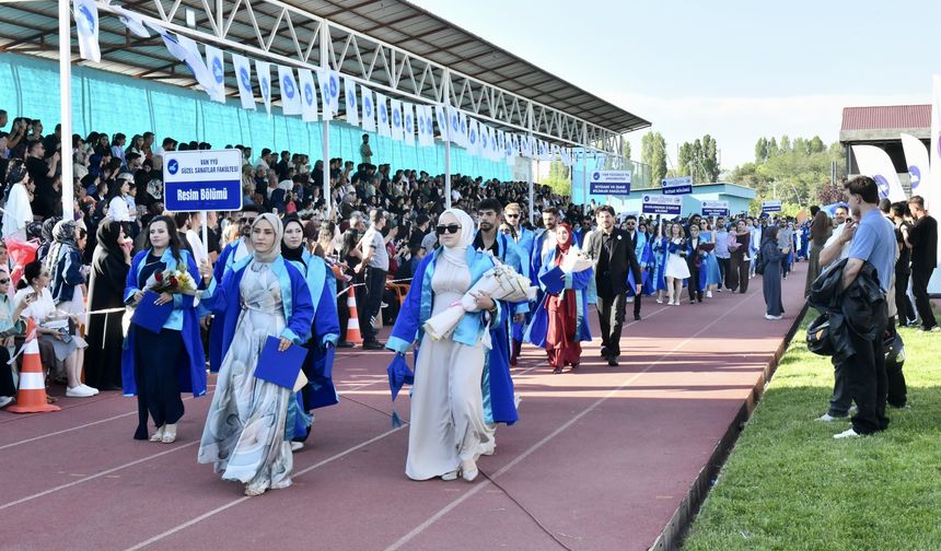 Van YYÜ’de 6 bin öğrencinin mezuniyet coşkusu