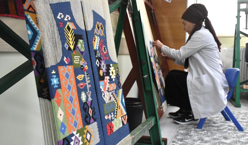 Van’da kilim motifleri modern kıyafetlerle geleceğe taşınıyor