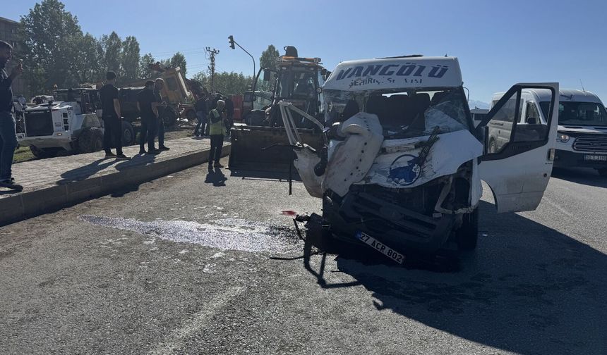 Vangölü minibüsü ile kamyon çarpıştı: 2 ölü