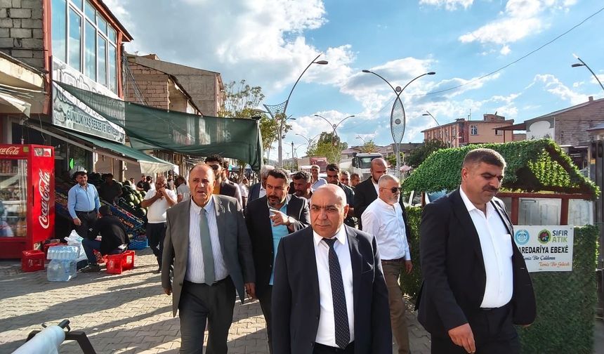 Zahir Kandaşoğlu Çaldıran'da esnafla buluştu: İlçeler sürekli desteklenmeli