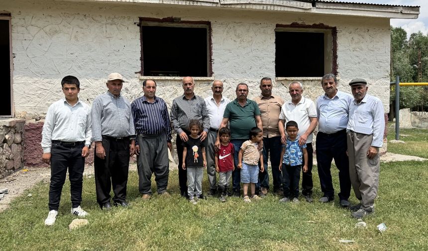 Yüksekova’da 42 yıl sonra duygulandıran öğretmen-öğrenci buluşması