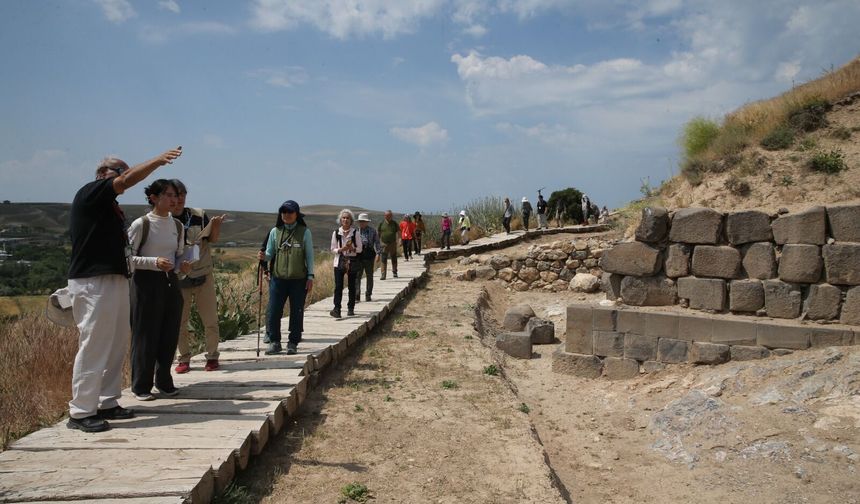 Van'daki Ayanis Kalesi yabancı turistlerin gözdesi oldu