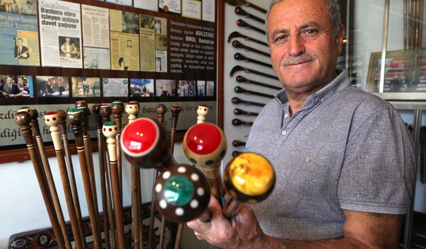 Bitlisli usta asırlık ceviz ağacını Kehribarla sanat eserine dönüştürüyor