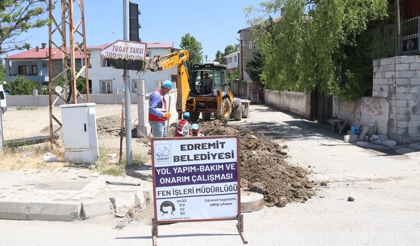 Edremit'te yol açma ve drenaj çalışmaları devam ediyor