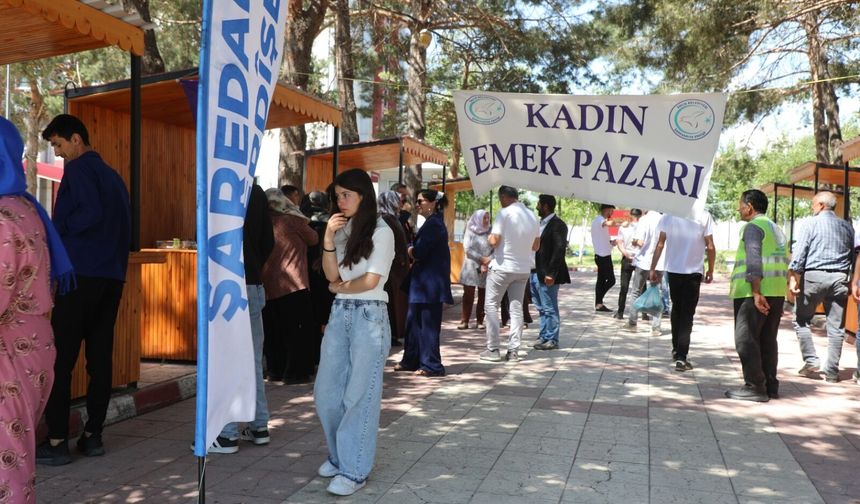 Erciş'te kadınların el emeği ürünleri pazarda satışa sunuluyor