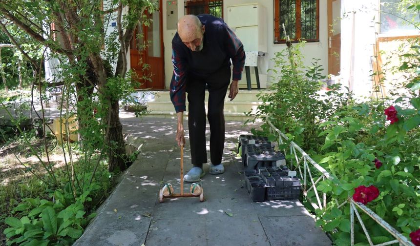 84 yaşındaki usta, eski oyuncakları geleceğe aktarıyor