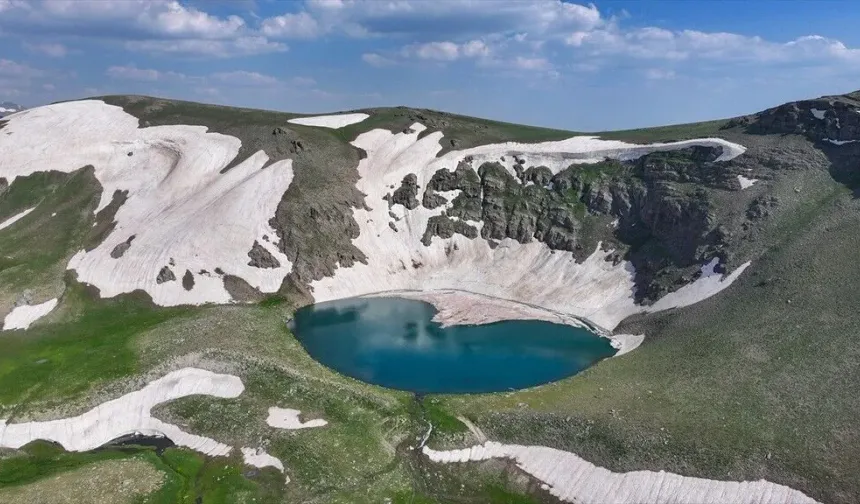 Van, Hakkari ve Şırnak sınırındaki Faraşin Yaylası doğaseverleri ağırlıyor
