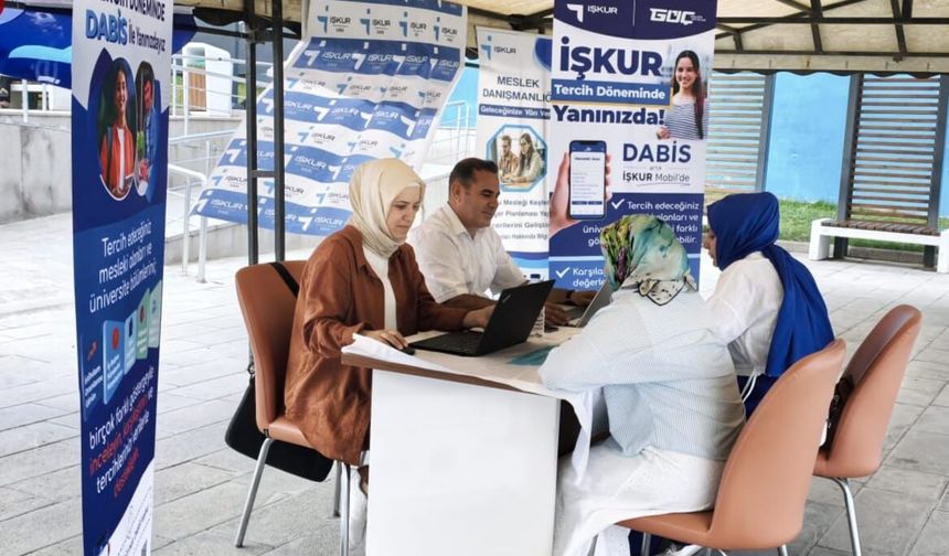 Tercih yapacak öğrencilere DABİS desteği: Van İŞKUR sahada danışmanlık hizmeti veriyor