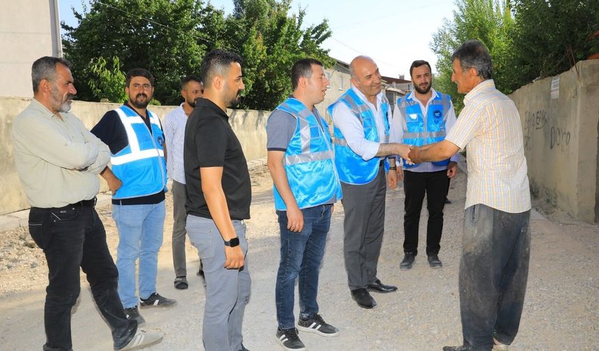 Tahir Şapkacı Şafak Mahallesi'nde incelemelerde bulundu: İpekyolu'nda yol çalışmaları sürüyor