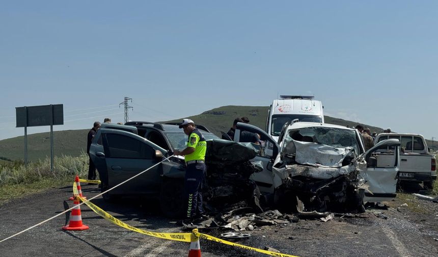 Ardahan'da iki aracın çarpıştığı kazada 3 kişi öldü, 3 kişi yaralandı