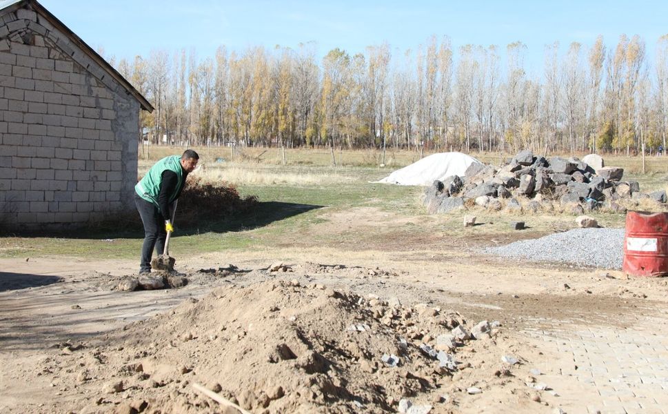 Erciş Belediyesi'nden kırsal mahallelerde altyapı çalışması